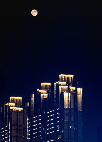 武汉光谷夜景，这里是金融区的中心。它位于中国湖北省武汉市的中心
