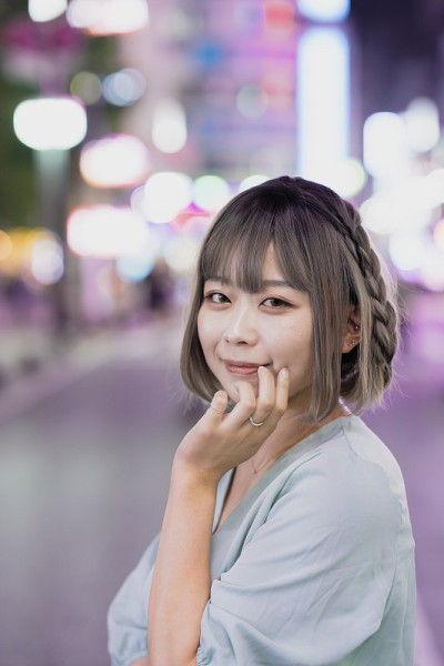 一名年轻女子晚上在东京摆造型