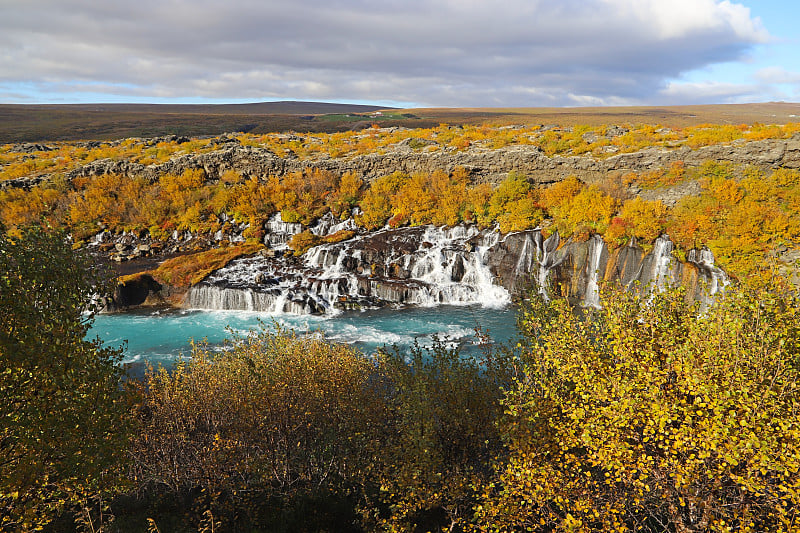 Hraunfossar是一系列从哈尔蒙达赫拉乌熔岩场流入赫维塔河的瀑布。