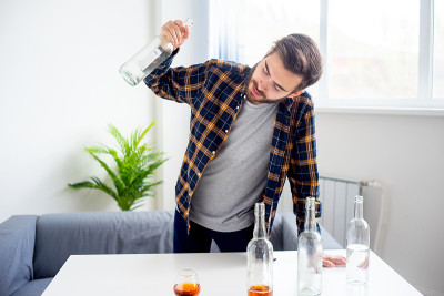 酒精成瘾的人