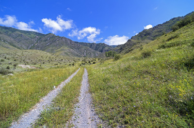 阿尔泰山乡村公路。