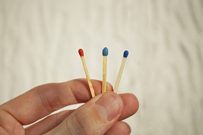 男手拿着三根安全火柴