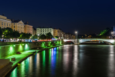 里昂市圣乔治人行桥夜景