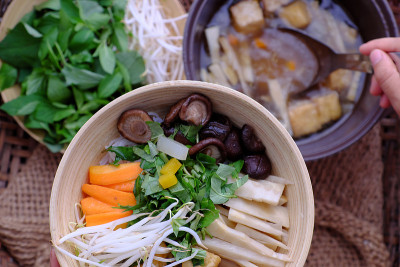 准备早餐食物，馒头碗，竹笋面