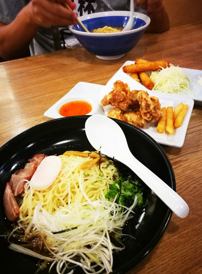 日式拉面和炸鸡套餐