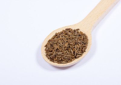 用勺子磨碎孜然。