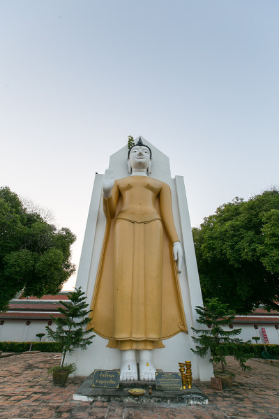 大佛站在佛寺寺塔那摩诃塔，泰国