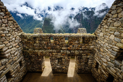 阳光下的马丘比丘石砌古墙和寺庙群山之间