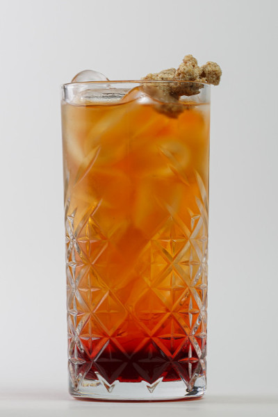 美丽可口的鸡尾酒在一个透明的装饰玻璃