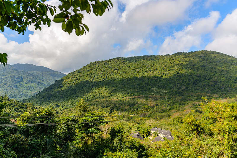 山、热带森林、野田公园和三亚市的全景。Yanoda热带雨林文化旅游区，海南岛亚龙湾热带天堂森林公园。