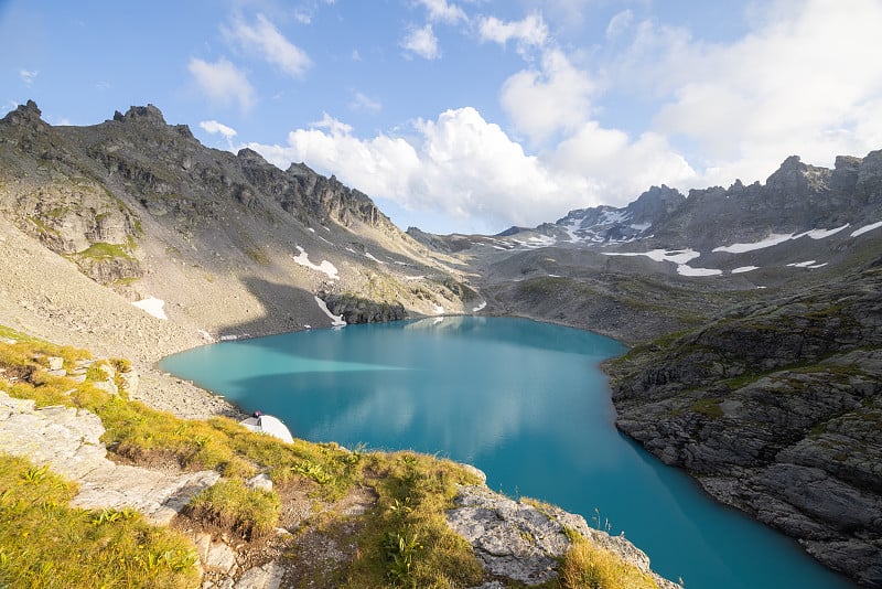 圣加仑州一个叫做Wildsee的高山湖泊的美丽景色。瑞士阿尔卑斯山壮丽的日落。帐篷在前面，景色很美，