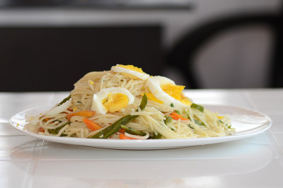 Mi Xao或Lo mein:肉、蔬菜和鸡蛋的炒面