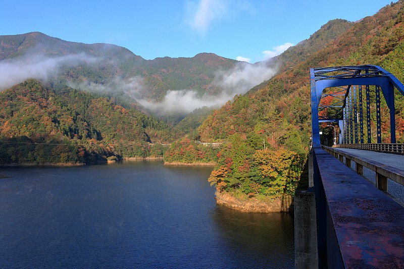 秋上津贺蓝桥的Sameura水坝湖(高知县)