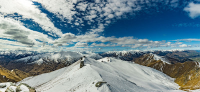 新西兰山全景和滑雪斜坡从皇冠峰滑雪胜地，皇后镇