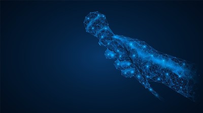 拿着麦克风的手。一位正在接受采访的记者。