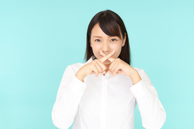 女人举着禁酒令的牌子