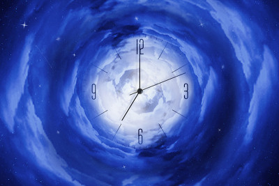 星空中的时钟。离开的时间。时间和空间。时间的概念。