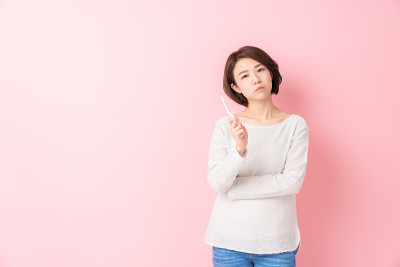 漂亮的亚洲女人用健康的牙齿拿着牙刷，口腔护理