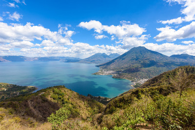阿蒂特兰湖与三座火山圣佩德罗，阿蒂特兰和托里曼-你可以看到小村庄圣佩德罗和圣胡安在湖在危地马拉高地