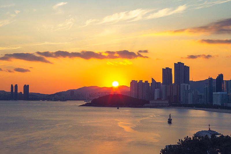 广安大桥和海云台的天际线