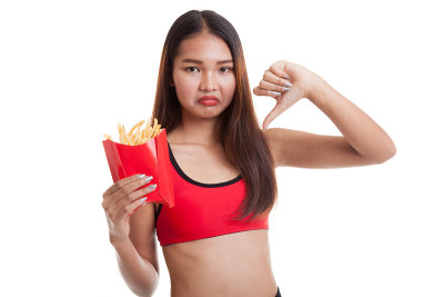 亚洲健康女孩不喜欢炸薯条。