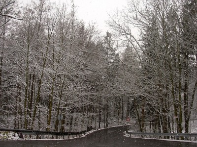 库特纳霍拉和卡罗维发利之间的雪路