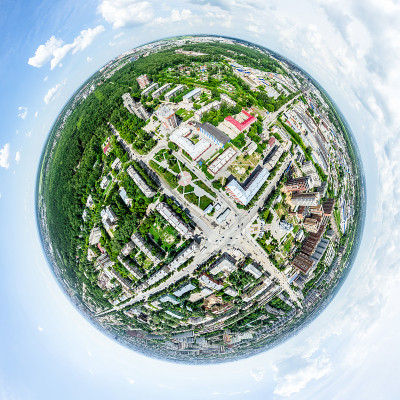 空中城市景观十字路口和道路，房屋，建筑物，公园和停车场。阳光明媚的夏日全景图