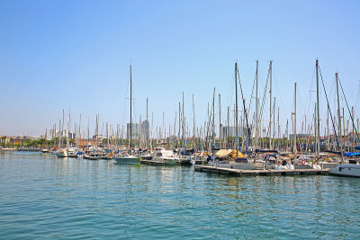 从Rambla De Mar的码头和停泊在Vell港的许多游艇，这是一个滨水港口，巴塞罗那港的一部分