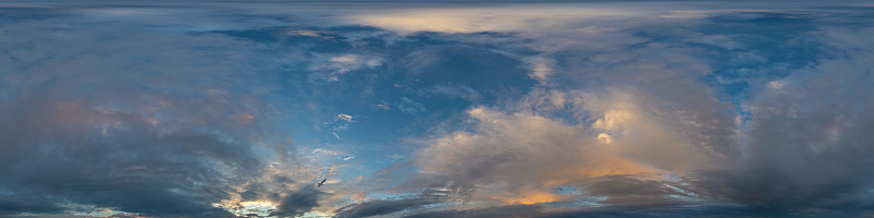 深蓝色的日落天空全景图，金色的积云。无缝hdr 360 pano在球面等矩形格式。全天顶三维可视化，