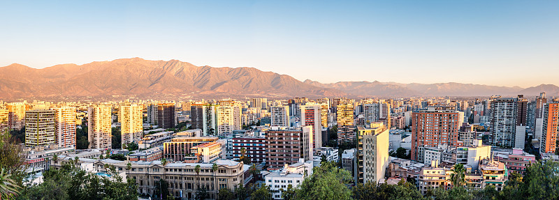 全景鸟瞰图的市中心与安第斯山脉的背景-圣地亚哥，智利
