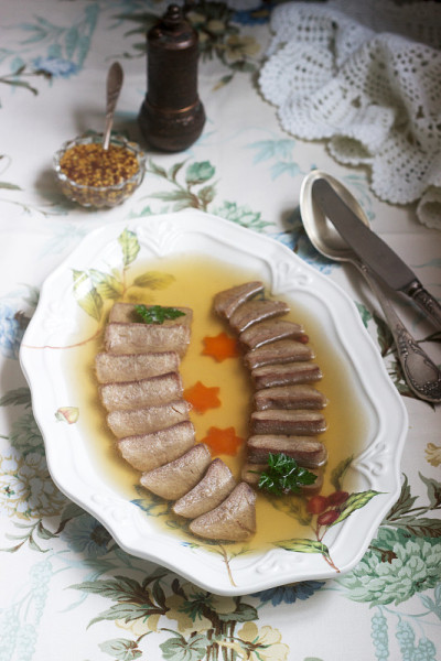 用煮过的胡萝卜和欧芹装饰舌头的肉冻，在节日的背景下。乡村风格。