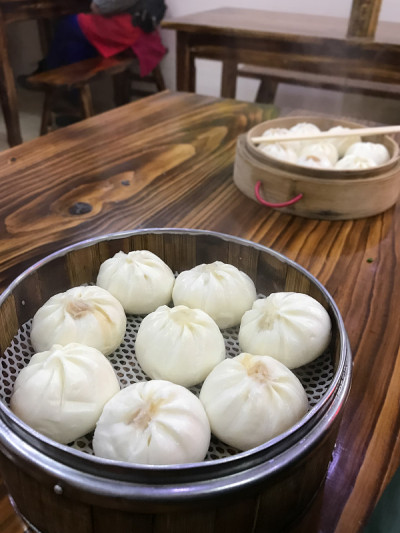 廉价餐馆里的中国包子