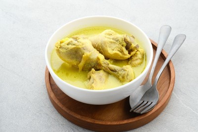 印尼传统食物，白色碗，灰色背景。由鸡肉和椰奶和香料烹制而成。
