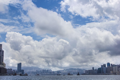 香港的维多利亚港和港口下的蓝天白云。