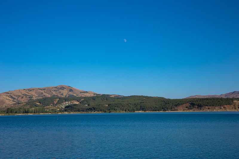 以拉齐格的哈扎尔湖(Elazığ)是该地区最重要的自然资产之一。