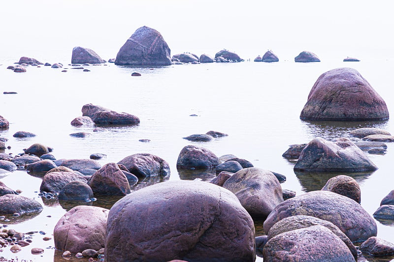 背景、景物生动、色彩鲜艳、明亮。粗糙的花岗岩和石头的景色或景色