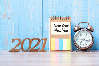 带着空白笔记本，复古闹钟和木制号码的2021年新年新年。新的开始，决议，目标，计划，行动和使命概念