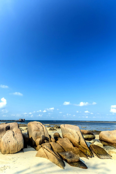 阳光、沙滩、海洋和岩石