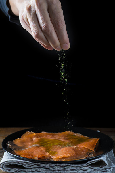 用橄榄油和莳萝调味鲑鱼