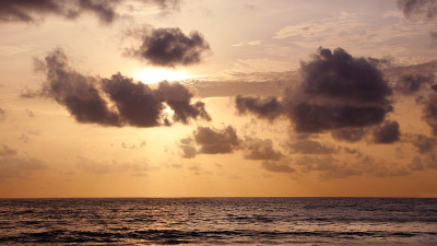 热带海滩上的日落，日落的天空，日落的海，海景，泰国