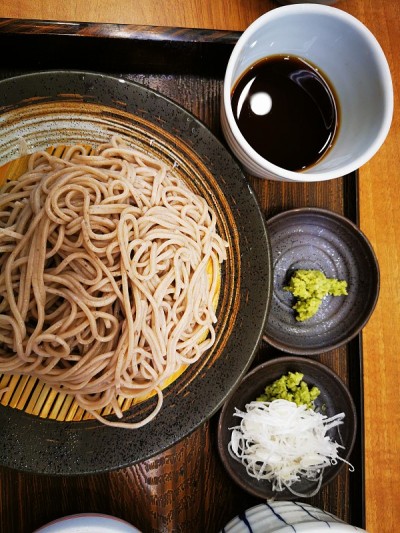 日本套餐读新茶和冷自制酱在餐厅