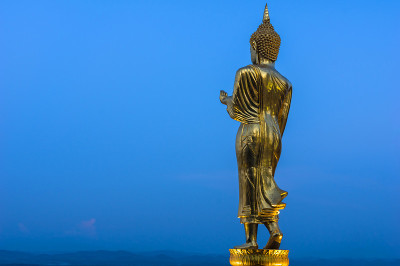 黄昏时分，佛祖站在泰国南省佛寺的一座山上