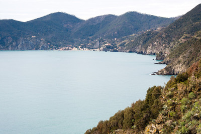 从科尼利亚(Corniglia)远眺蒙特罗索阿尔马雷-五村(5 Terre)，意大利里维埃拉，利古里