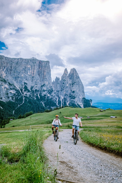 一对男人和女人在意大利Dolomites,Alpe di Siusi - Seiser Alm与Sa