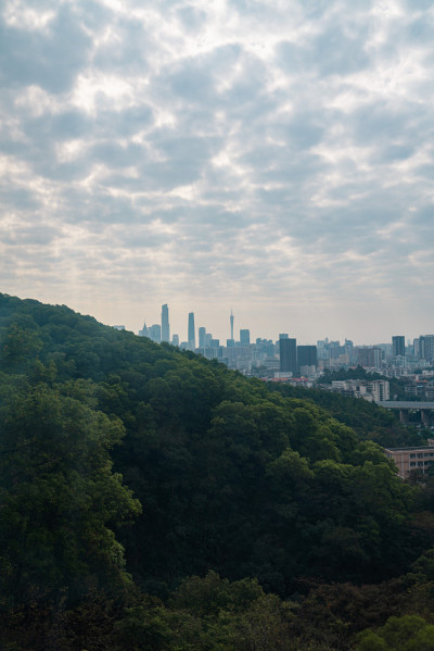 在白云山山顶拍摄广州市中心