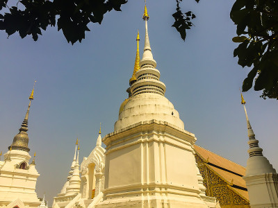 美丽的金色和白色宝塔斯里兰卡风格在Wat Suan Dok(花园寺庙)与蓝天背景。Wat Suan 