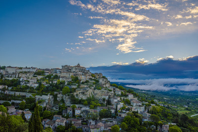 Gordes，法国普罗旺斯的一个典型小镇。美丽的村庄，有屋顶和景观