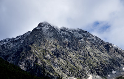 山顶上的夏雪