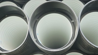成品塑料管仓库，工业户外储存场地。生产塑料水管的工厂。