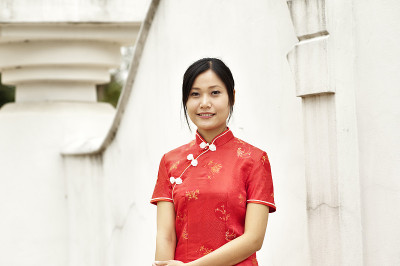 红衣亚洲女人